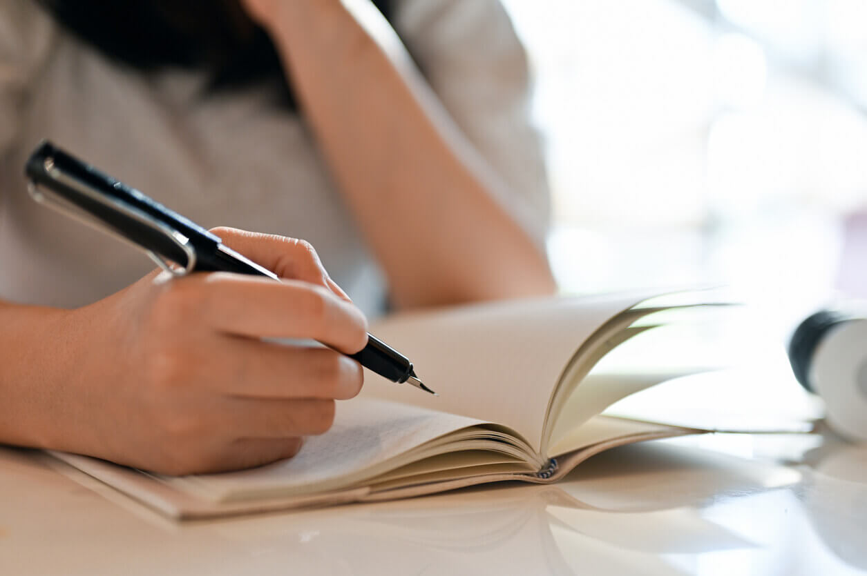 autoras espíritas escrevendo mensagens mediúnicas em caderno durante estudo espírita