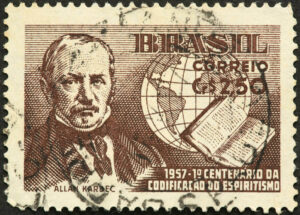 Selo com imagem de Allan Kardec representando livros de Allan Kardec e a codificação do Espiritismo