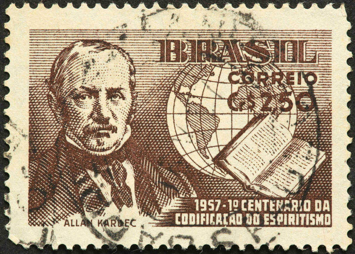 Selo com imagem de Allan Kardec representando livros de Allan Kardec e a codificação do Espiritismo