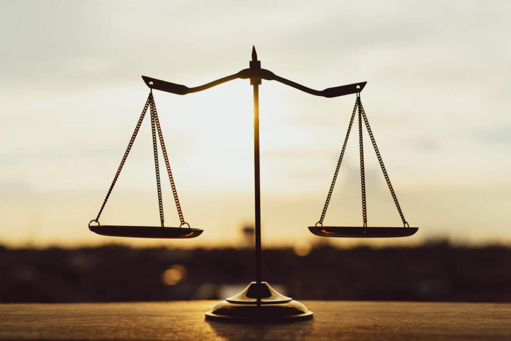 livros sobre reencarnação representados por balança da justiça simbolizando justiça divina e equilíbrio espiritual