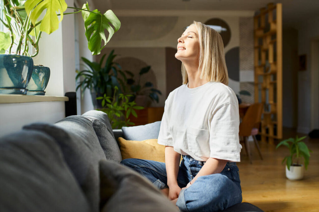 obras espíritas sobre saúde mental inspirando bem-estar, reflexão e equilíbrio emocional em momento de meditação em casa
