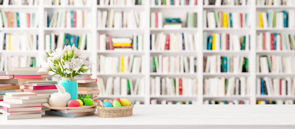 Páscoa na visão espírita com livros espíritas em ambiente acolhedor com livros, flores e ovos decorativos