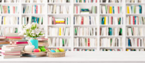 Páscoa na visão espírita com livros espíritas em ambiente acolhedor com livros, flores e ovos decorativos