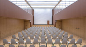salão de palestras em centro espírita com cadeiras organizadas para estudo e atividades espirituais