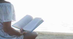 Pessoa lendo em momento de serenidade para representar livros de Chico Xavier e seu legado espiritual.