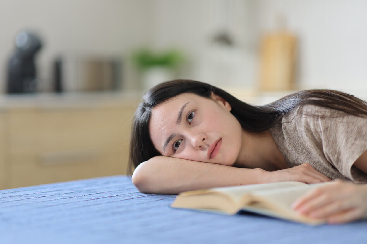 Mulher lendo livros espíritas em momento de reflexão e acolhimento emocional