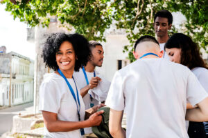 Voluntários em ação de caridade inspirada pela doutrina espírita